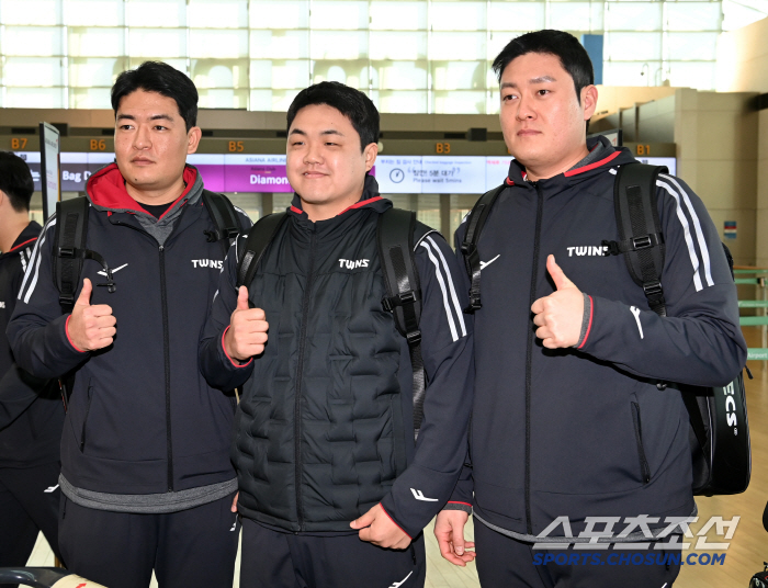 'LG맨 변신' 장현식 김강률 심창민 최채흥, 플래시 세례에 주먹 불끈 …