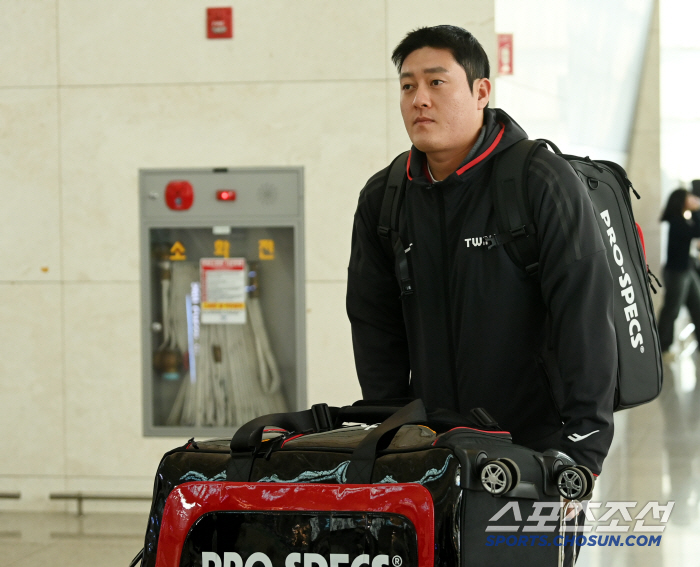 'LG맨 변신' 장현식 김강률 심창민 최채흥, 플래시 세례에 주먹 불끈 …