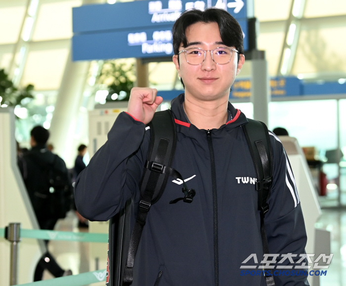 'LG맨 변신' 장현식 김강률 심창민 최채흥, 플래시 세례에 주먹 불끈 …