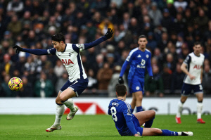 [EPL라이브]'손흥민 골대' 토트넘 1-0 레스터 전반 종료