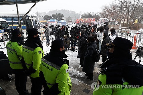 尹 "당이 자유 수호 뒷받침하면 국민 사랑 받을 것"