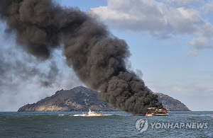 해경, 부안 어선 화재 실종자 수색 범위 반경 30㎞까지 확대