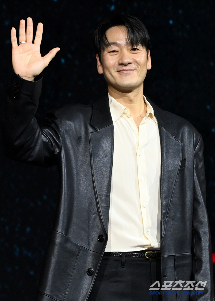 [포토] 박해수, 밝은 미소로 손인사