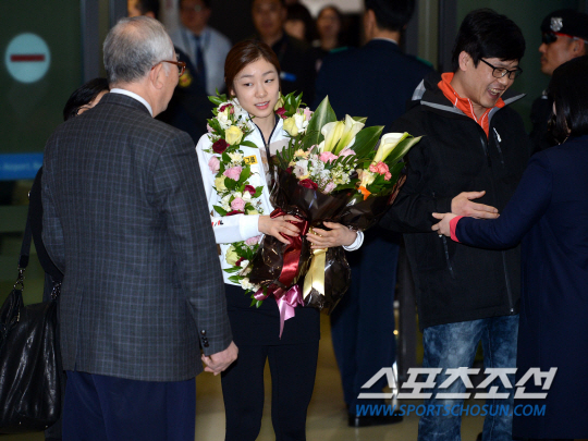 [포토] 꽃다발 든 김연아, 