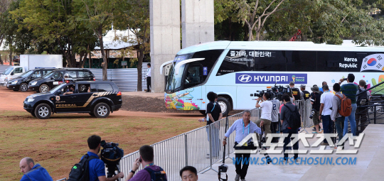 [월드컵포토] 경찰들의 호위받으며 쿠아이바 도착한 대표팀