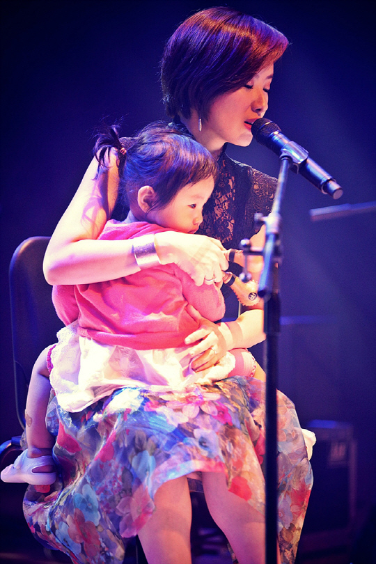  박기영, 21개월 딸을 안고 노래하는 감동의 순간 화제