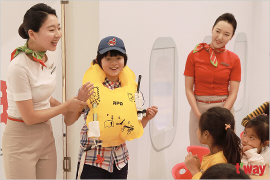 티웨이항공, 어린이 위한 '승무원 체험 교실' 성료