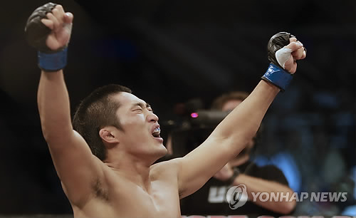 UFC 김동현, 버크먼에 서브미션승…1년만의 승전보