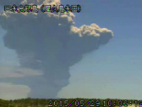 일본 가고시마 화산폭발…9000m 상공까지 치솟아 '섬주민 대피령'