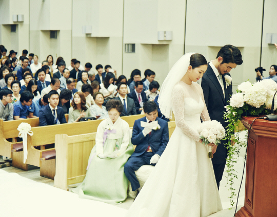 장윤주, 비공개 결혼식 공개...아름다운 5월의 신부