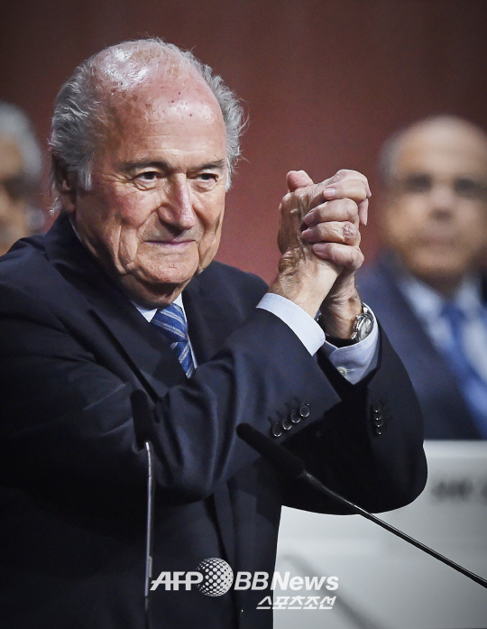 블래터 FIFA 회장 5선 성공…루이스 피구 “며칠 내로 그만둬야” 돌직…