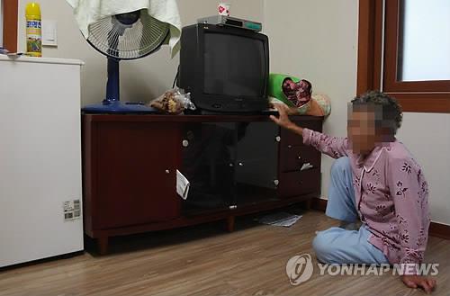 "커피 타 주세요"…노인집만 골라 금품 훔친 40대女 구속