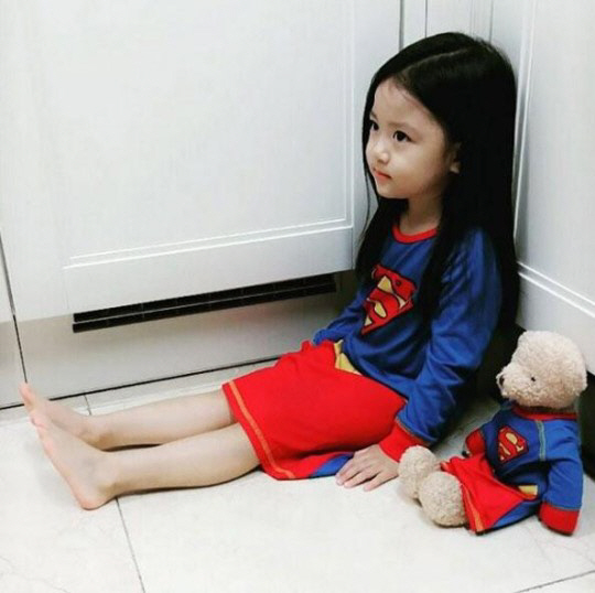 정시아 딸 서우, 슈퍼맨 옷 입고 '앙증맞은 미모' 과시
