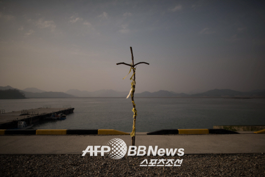 SKOREA-BOAT-ACCIDENT-ANNIVERSARY-AFP PICTURES OF THE YEAR 2015