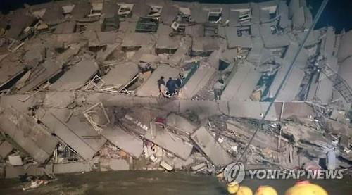 대만 강진에 무너진 아파트서 수십명 매몰…3명 사망 확인