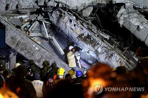 대만 지진 22명 사망…붕괴 '아코디언빌딩'서 123명 실종