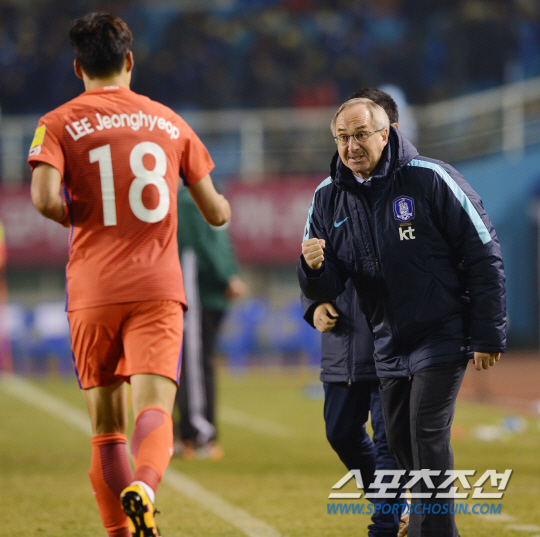 [포토] 슈틸리케 감독, 이정협 결승골에 주먹불끈 환호!