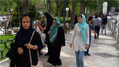 이란서 혼성 졸업파티하던 대학생들에 99대 태형